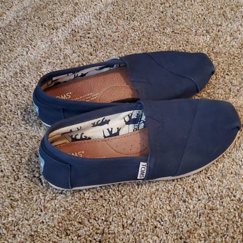 Tom's size 6 wide shoes